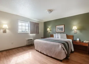 HomeTowne Studios & Suites by Red Roof Charlotte - Concord hotel thumbnail 5