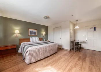 HomeTowne Studios & Suites by Red Roof Charlotte - Concord hotel thumbnail 8