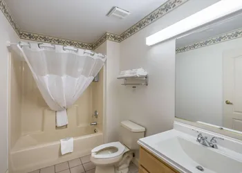 Americas Best Value Inn & Suites Three Rivers hotel thumbnail 5