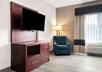 Comfort Suites Southfield/Detroit hotel thumbnail 8