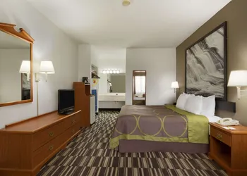 Super 8 by Wyndham Chatsworth/Dalton hotel thumbnail 4