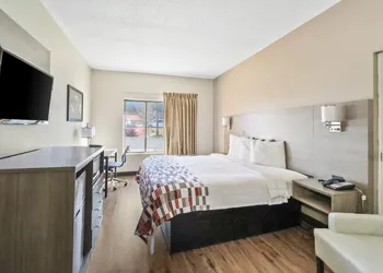 Red Roof Inn & Suites Fayetteville - Fort Bragg hotel thumbnail 6