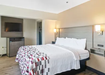 Red Roof Inn & Suites Fayetteville - Fort Bragg hotel thumbnail 7