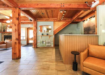 Bayshore Inn & Spa hotel thumbnail 2