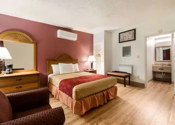 Econo Lodge Inn & Suites Lake Harmony - Pocono Mountains Area hotel thumbnail 5