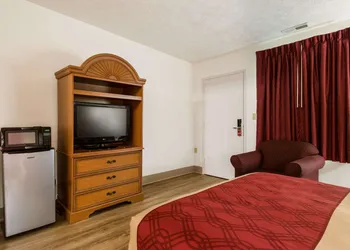 Econo Lodge Inn & Suites Lake Harmony - Pocono Mountains Area hotel thumbnail 7