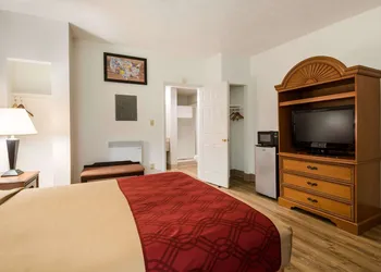 Econo Lodge Inn & Suites Lake Harmony - Pocono Mountains Area hotel thumbnail 8
