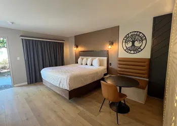 Lamp Liter Inn Visalia, an Ascend Collection Hotel hotel thumbnail 5