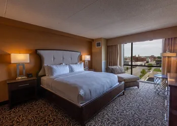 DoubleTree by Hilton Bay City - Riverfront hotel thumbnail 6