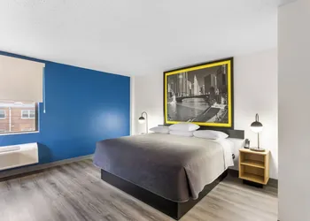 Super 8 by Wyndham Chicago IL hotel thumbnail 8