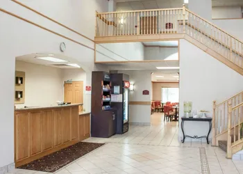 Comfort Suites Airport hotel thumbnail 2