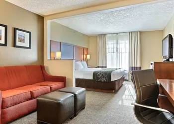 Comfort Suites Airport hotel thumbnail 5