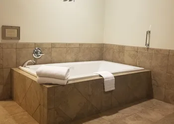 Grand View Inn & Suites hotel thumbnail 8