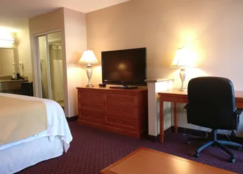 Burbank Inn and Suites hotel thumbnail 6