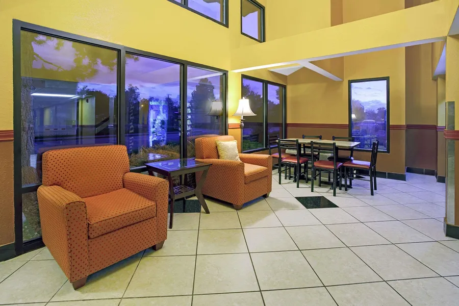 Super 8 by Wyndham Denver Stapleton hotel detail image 2