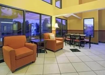 Super 8 by Wyndham Denver Stapleton hotel thumbnail 4