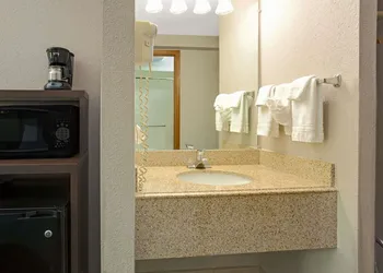 Super 8 by Wyndham Denver Stapleton hotel thumbnail 8