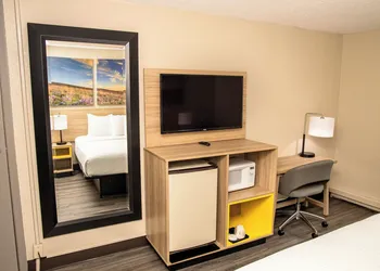 Days Inn and Suites by Wyndham Hammond, IN hotel thumbnail 6