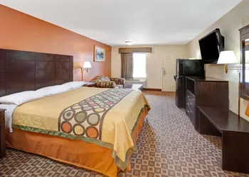 Super 8 by Wyndham Mont Belvieu/Baytown East hotel thumbnail 4