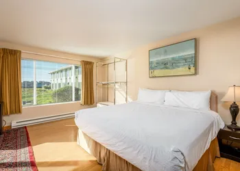 Waldport Bayfront Hotel and Restaurant hotel thumbnail 6
