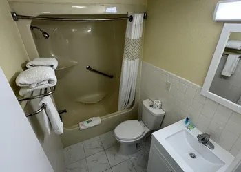 Americas Best Value Inn New London Mystic hotel thumbnail 8