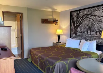 Super 8 by Wyndham Vancouver East hotel thumbnail 3