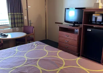 Super 8 by Wyndham Vancouver East hotel thumbnail 5