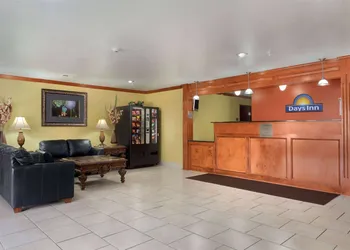 Days Inn by Wyndham Lumberton hotel thumbnail 2