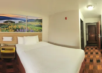 Days Inn by Wyndham Lumberton hotel thumbnail 5