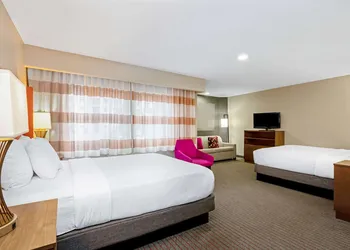 La Quinta Inn & Suites by Wyndham Seattle Federal Way hotel thumbnail 8