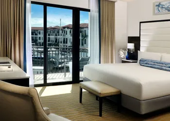 Naples Bay Resort & Marina hotel thumbnail 5