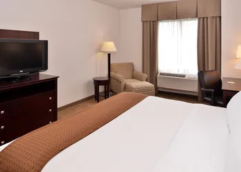 Holiday Inn Madison at The American Center by IHG hotel thumbnail 5