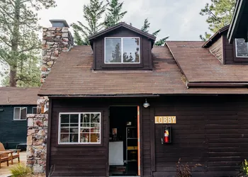Noon Lodge at Mallard Bay hotel thumbnail 2