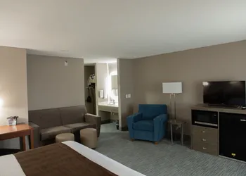 Lomira Inn and Suites hotel thumbnail 8
