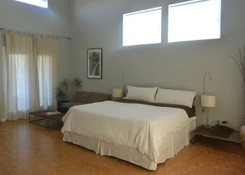 Modern B & B hotel thumbnail 8