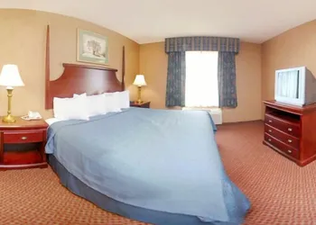 Quality Inn & Suites hotel thumbnail 7