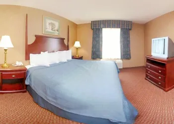 Quality Inn & Suites hotel thumbnail 7