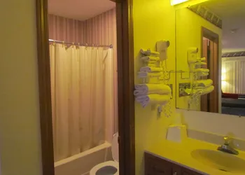 Travel Inn & Suites hotel thumbnail 6
