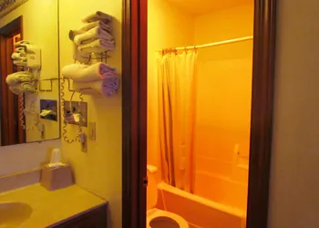 Travel Inn & Suites hotel thumbnail 7
