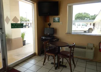 Pearsall Executive Inn hotel thumbnail 3