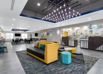 La Quinta Inn & Suites by Wyndham Tampa Central hotel thumbnail 3