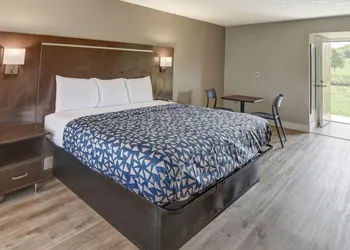 Econo Lodge Sevierville-Pigeon Forge on the River hotel thumbnail 5