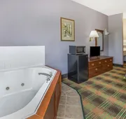 Super 8 by Wyndham Sweet Springs hotel detail image 7