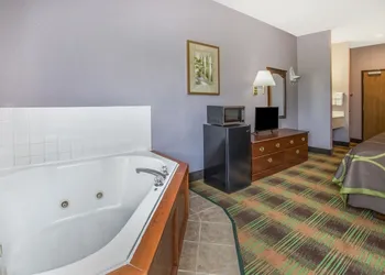 Super 8 by Wyndham Sweet Springs hotel thumbnail 7