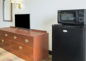 Super 8 by Wyndham Sweet Springs hotel thumbnail 8