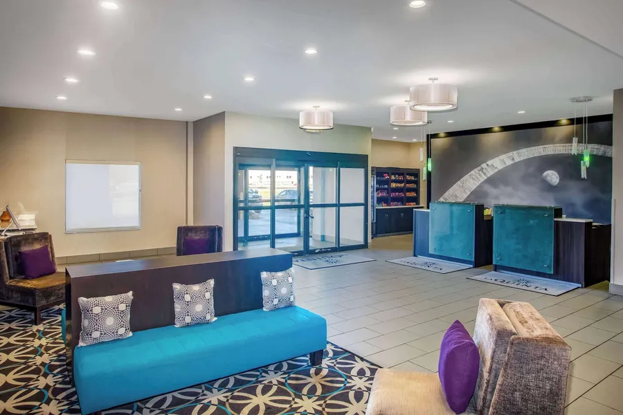 La Quinta Inn & Suites by Wyndham Pontoon Beach hotel detail image 2