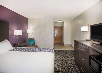 La Quinta Inn & Suites by Wyndham Pontoon Beach hotel thumbnail 5