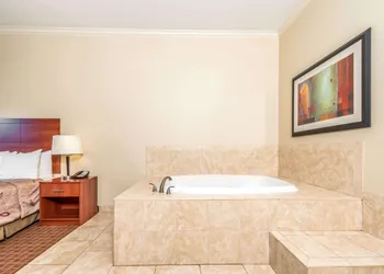 Ramada by Wyndham College Station hotel thumbnail 5