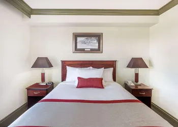 Ramada by Wyndham Hinton hotel thumbnail 7