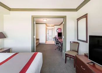 Ramada by Wyndham Hinton hotel thumbnail 8